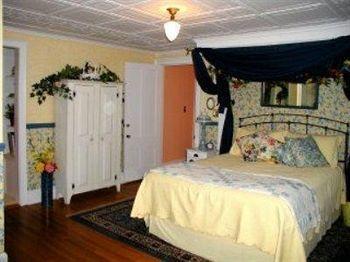 Lily House Bed And Breakfast Suffield Exterior photo