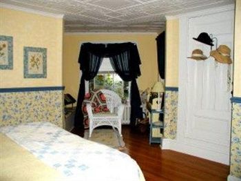 Lily House Bed And Breakfast Suffield Exterior photo